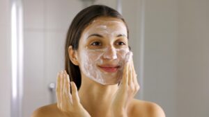 Why a Salicylic Acid Face Wash Stops Breakouts Before They Start 